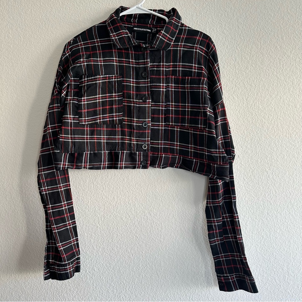 PrettyLittleThing Black and Red Plaid Cropped Shirt